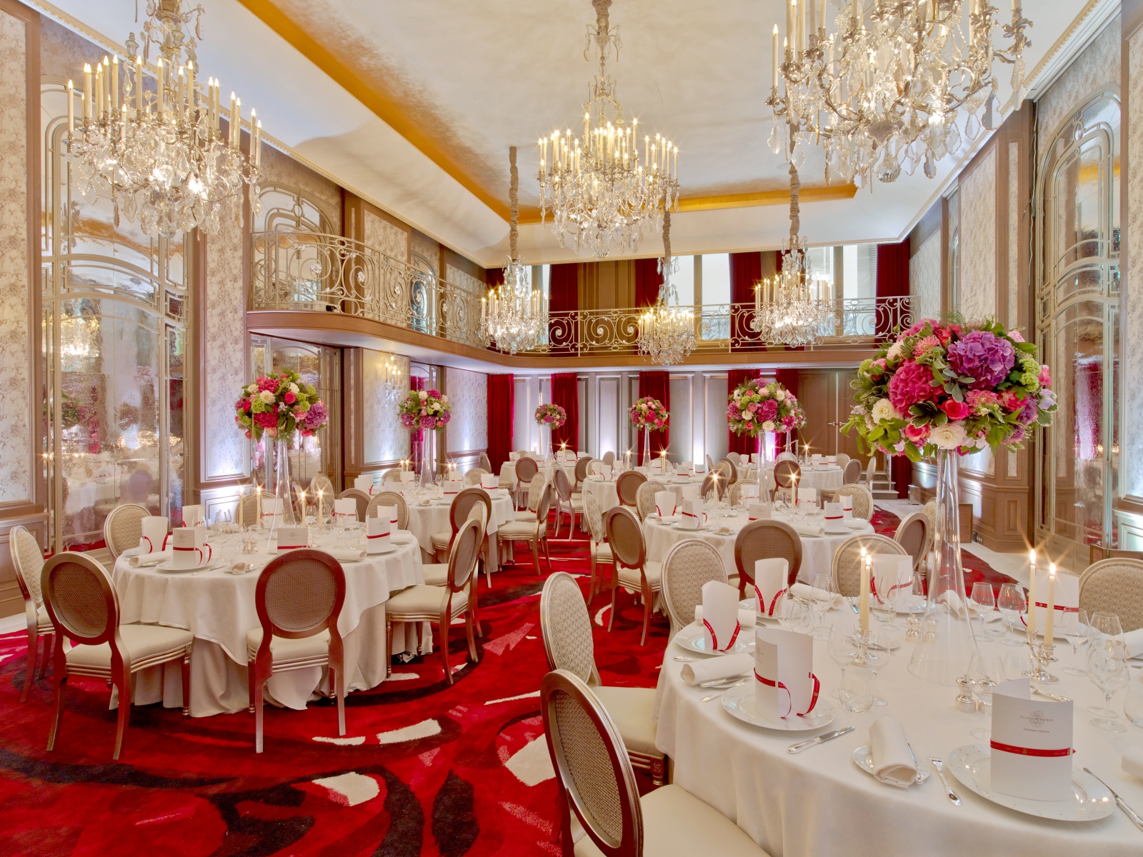 отель plaza athenee париж